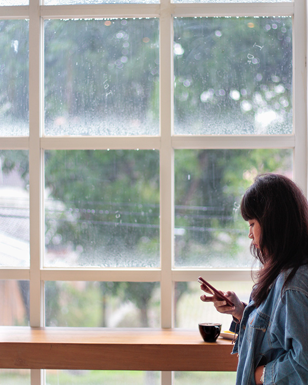 therapist_young_professionals_ny Young Professional looking at phone feeling stress about the future